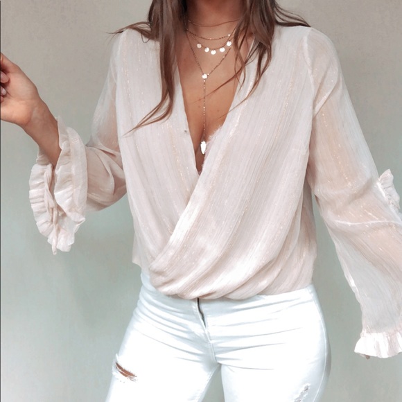 NWT Stunning peach top with flowing tied sleeves - Picture 3 of 10